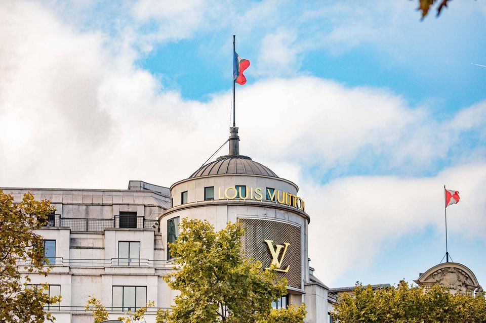 Sehr viel deutlicher als in der Schweiz sind die Verhältnisse in Frankreich. LVMH kam mit 373,1 Mrd. Dollar auf Platz 19 der gemessen am Börsenwert größten Unternehmen der Welt. Das bedeutete in der Länderwertung Platz sechs für Frankreich. Dessen zweitgrößtes Unternehmen L'Oréal belegte mit 234,4 Mrd. Dollar auf Platz 34. LVMHs Vorsprung würde noch größer ausfallen, wäre Dior kein eigenständiges börsennotiertes Unternehmen. Die Marke von LVMH-Chef Bernard Arnault kam mit 133,0 Mrd. Dollar auf Platz drei in Frankreich.