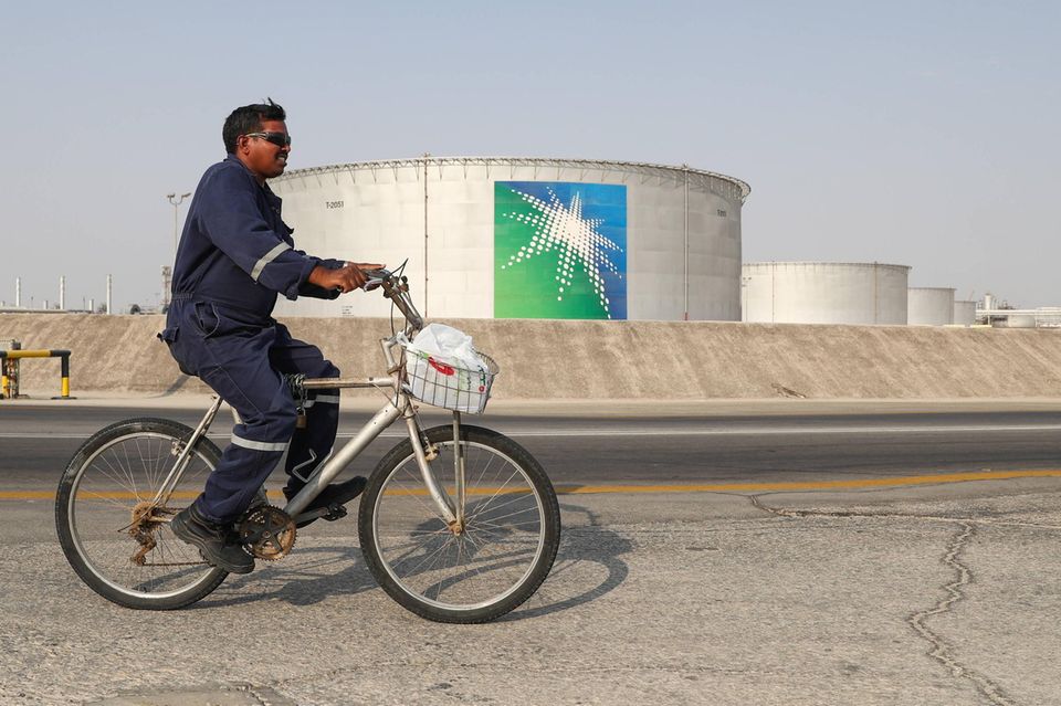 #2 Saudi-Arabien: Saudi Aramco Der Börsengang im Dezember 2019 hatte die Erdölfördergesellschaft Saudi Aramco auf einen Schlag zum vorübergehend wertvollsten Unternehmen der Welt gemacht. Im Mai 2021 reichte es mit einem Börsenwert von 1,9 Billionen Dollar für Saudi Aramco und das Heimatland Saudi-Arabien hingegen „nur“ noch für Platz zwei. Der Nächstplatzierte aus Saudi-Arabien war der Chemie- und Metallkonzern SABIC mit 98,2 Mrd. Dollar (weltweit Platz 145).