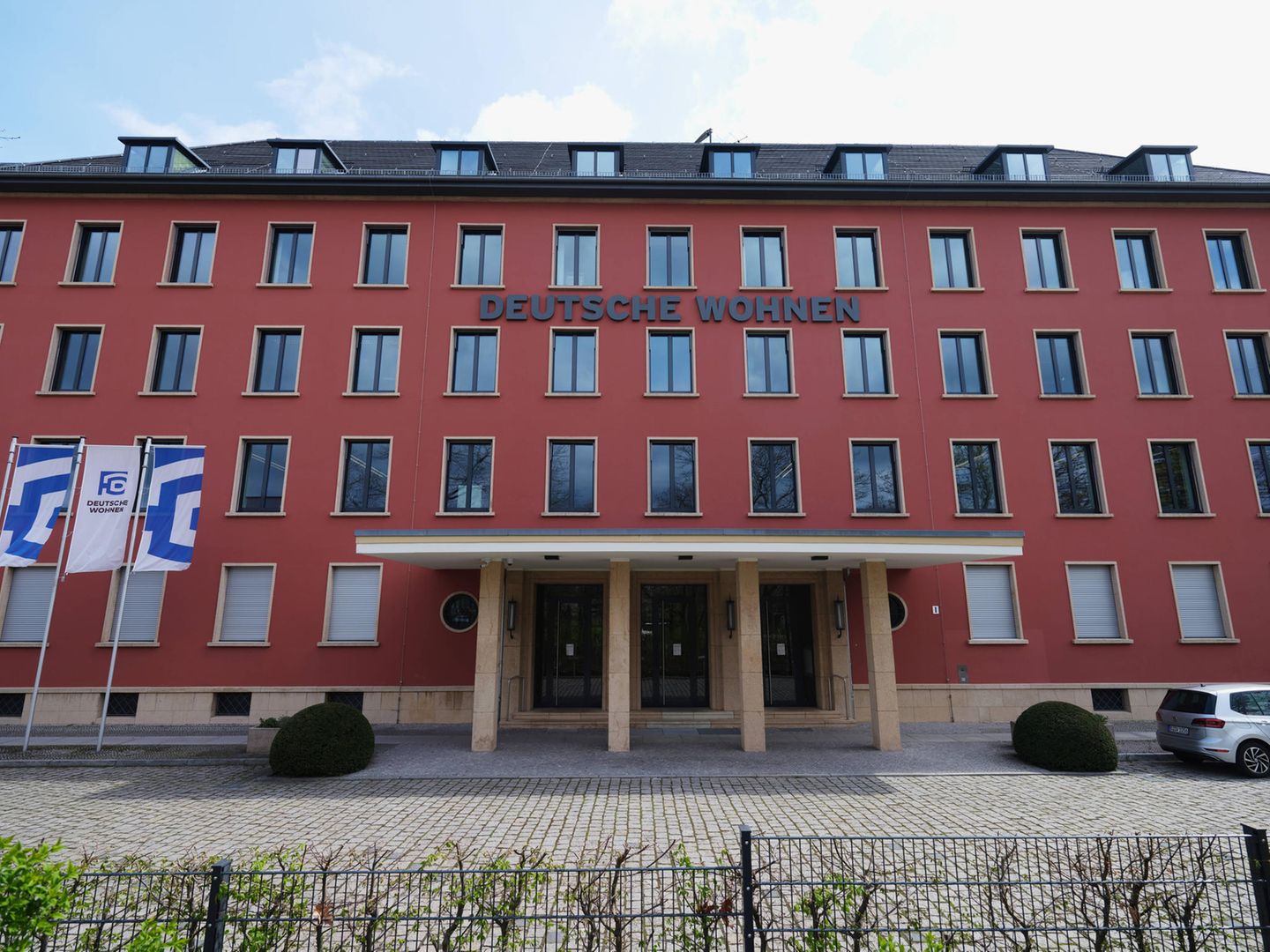 Deutsche Wohnen besitzt 157.500 Wohneinheiten und ist damit das zweitgrößte Unternehmen auf dem deutschen Wohnungsmarkt. In Berlin gilt die Wohnungsgesellschaft sogar als größter privater Vermieter. Gegen die Vormachtstellung regte sich immer wieder Kritik wie durch die Initiative „Deutsche Wohnen und Co. enteignen“. Sie setzt sich dafür ein, Immobilien von Unternehmen in Berlin gegen eine Milliardenentschädigung zu vergesellschaften. Jetzt wird Deutsche Wohnen mit Vonovia fusionieren.