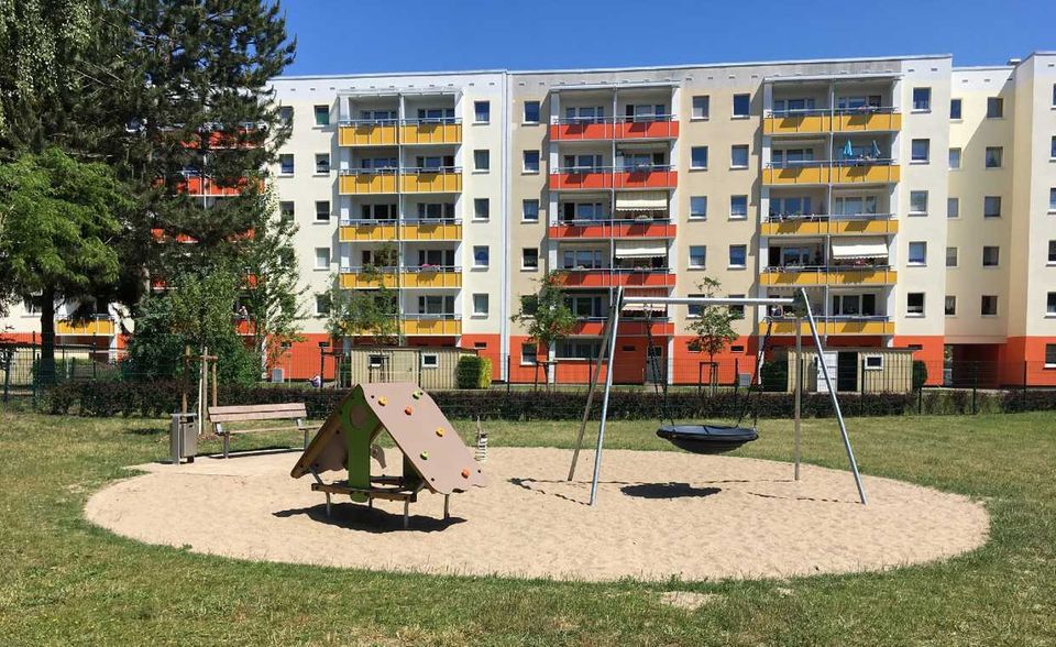Die TAG Immobilien AG besitzt und bewirtschaftet rund 85.000 Wohneinheiten. Das Unternehmen ist im MDax gelistet. Es unterhält Niederlassungen in Berlin, Hamburg, Rostock, Leipzig, Dresden, Düsseldorf, Salzgitter, Döbeln, Erfurt, Gera und Jena. TAG Immobilien nimmt jährlich 322,5 Mio. Euro an Mieterlösen ein.