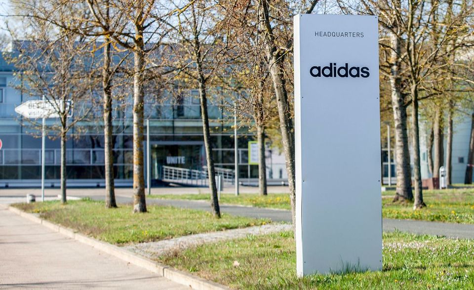 Adidas hat trotz Negativschlagzeilen zu Beginn der Pandemie sein Image als künftiger Arbeitgeber verbessert. Der Sportartikelhersteller toppte mit 4,433 Punkten das Ergebnis aus dem Vorjahr. Er wurde von Clevis auf Platz sechs eingereiht.