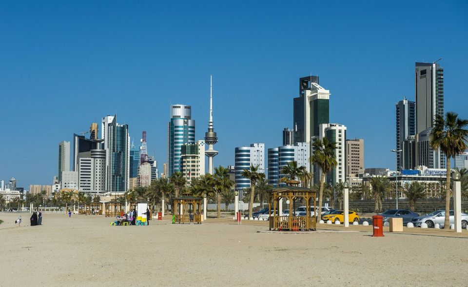 #6 Kuwait Kriege treiben ihre Schauplätze in die Verschuldung. Das gilt auch für reiche Ölnationen, wie sich 1991 im Zuge des zweiten Golfkriegs am Beispiel von Kuwait zeigte. Im ersten Jahr, in dem dem IWF für das Emirat am Persischen Golf Daten vorlagen, kam es auf eine Schuldenquote von 151 Prozent des BIP. 1993 fiel der Wert unter die Marke von 100 Prozent, 2003 schließlich unter 25 Prozent und damit in die unterste Kategorie auf der IWF-Schuldenweltkarte. Aktuell wird das finanzstarke Emirat mit 13,74 Prozent des BIP geführt. Das können nur fünf Länder, für die dem IWF Daten vorliegen, unterbieten.