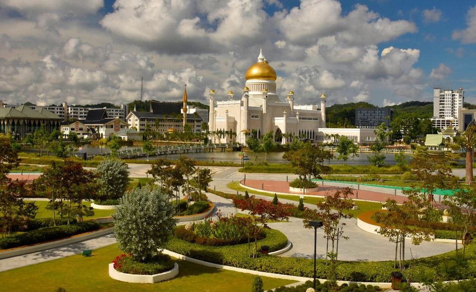 #2 Brunei Mit großem Abstand zu Afghanistan liegt Brunei im IWF-Index der am geringsten verschuldeten Länder auf Platz zwei. Das Sultanat verzeichnet demnach Außenstände in Höhe von lediglich 2,34 Prozent des BIP. Der Staat auf der Insel Borneo, in dem knapp eine halbe Million Menschen leben, gehört dank hoher Einnahmen aus dem Geschäft mit Erdöl und Gas zu einem der Länder mit dem weltweit höchsten BIP pro Kopf. Der Schuldenstaat hat in den vergangenen Jahren zwischen drei und zwei Prozent geschwankt.