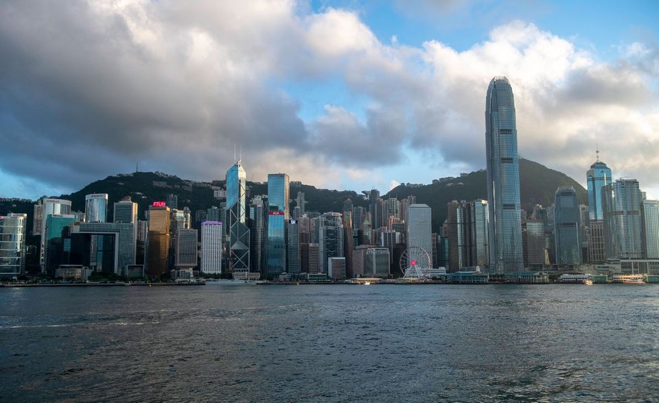 Wäre Hongkong ein unabhängiger Stadtstaat, wäre es laut IWF das mit Abstand am geringsten verschuldete der Länder, für die Daten vorlagen. Die Organisation bezifferte den aktuellen Schuldenstand des Finanzzentrums auf 0,93 Prozent des BIP. 2020 hatte der Wert allerdings nur bei 0,28 Prozent gelegen. Nach 2007 hatte die ehemalige Kronkolonie die Verschuldung stets unter einem Prozent gehalten. Die Volksrepublik China kommt hingegen aktuell auf eine Rate von 69,6 Prozent. Das entspricht in etwa dem Niveau aufstrebender Wirtschaftsnationen und Ländern mit mittlerem Einkommensniveau.
