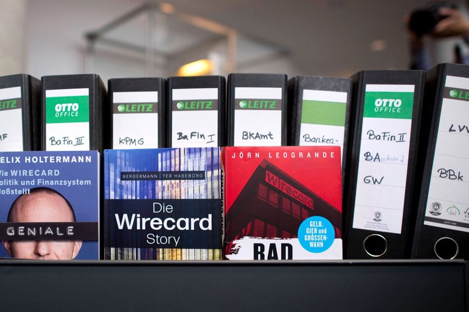 Drei Bücher und diverse Aktenordner zeugen von Wirecards milliardenschweren Bilanzbetrug