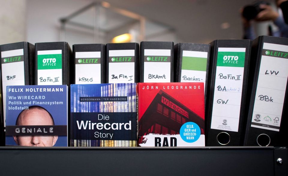 Drei Bücher und diverse Aktenordner zeugen von Wirecards milliardenschweren Bilanzbetrug