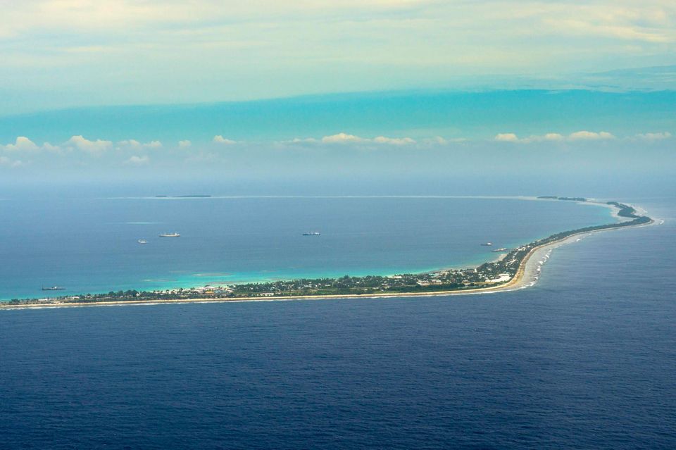 In einem winzigen Land mit schwach entwickelter Wirtschaft gibt es vielleicht kaum Anlass, Schulden zu machen. Dies könnte eine Erklärung für den vierten Platz von Tuvalu sein. Der Inselstaat im Pazifischen Ozean wird vom IWF mit 11,79 Prozent Staatsverschuldung im Index geführt. Das Commonwealth-Mitglied ist nur 26 Quadratkilometer groß und hat knapp 12.000 Einwohner. Dem IWF liegen seit 2005 Daten zur Schuldenquote von Tuvalu vor. Das Land debütierte damals mit 39,4 Prozent. 2011 fiel der Wert aber dauerhaft unter 25 Prozent und damit in den buchstäblich grünen Bereich auf dem IWF-Schuldenglobus.