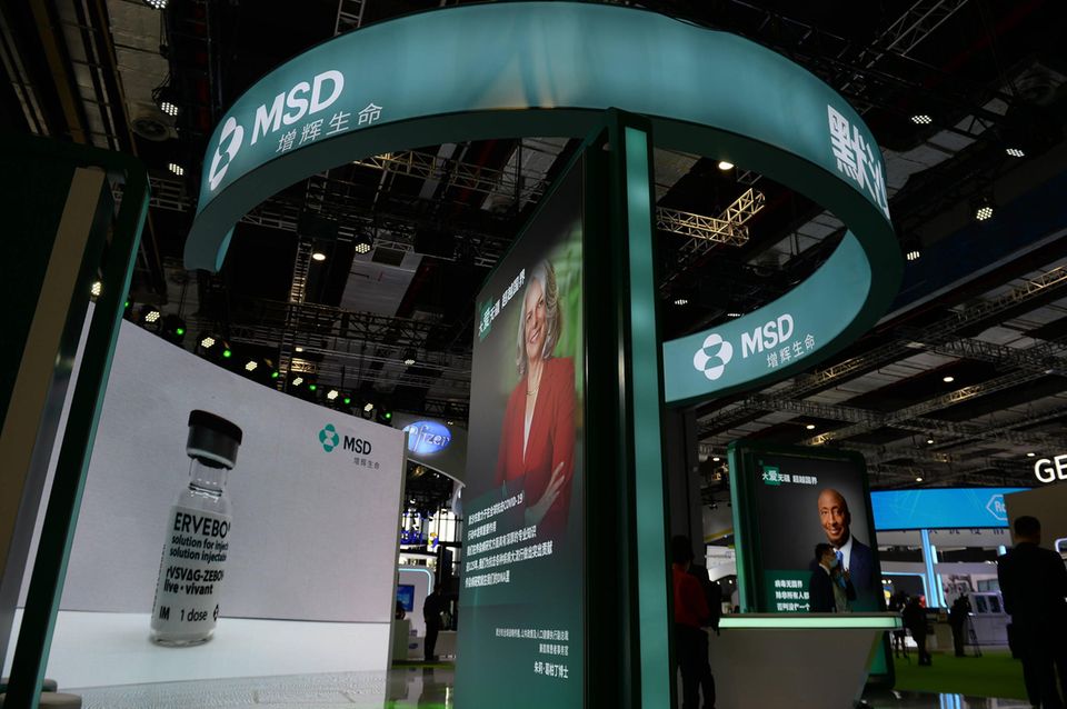 Merck & Co. liegt im aktuellen Ranking „The Global 2000“ auf Platz 84 der weltweit größten börsennotierten Unternehmen. Das bedeutet in dieser Liste der größten Biotech-Unternehmen Platz sieben. Die 1891 gegründete US-Firma – einst ein Ableger des Darmstädter Pharmaunternehmens E. Merck (heute Merck KGaA) – kam laut „Forbes“ 2020 auf einen Jahresumsatz von rund 47,8 Mrd. US-Dollar. Merck punktete daneben vor allem mit der hohen Marktkapitalisierung von 196 Mrd. Dollar zum Stichtag 16. April 2021.