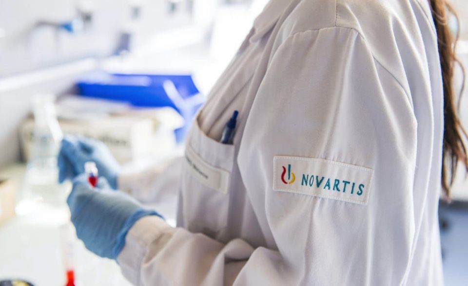 Platz vier der größten Pharmaunternehmen ging in der „Forbes“-Liste an Novartis. Der Schweizer Konzern kam auf einen Umsatz von 48,6 Mrd. Dollar und einen Gewinn von 8,1 Mrd. Dollar. Aktiva von 132,2 Mrd. Dollar und eine Marktkapitalisierung in Höhe von 198,6 Mrd. Dollar ergaben über alle Branchen betrachtet weltweit Platz 65. Das Unternehmen mit Sitz in Basel hat zuletzt auch mit einem Blutkrebs-Medikament für Schlagzeilen gesorgt, das in den USA Fast-Track-Status erhielt. Das ermöglicht eine beschleunigte Prüfung.