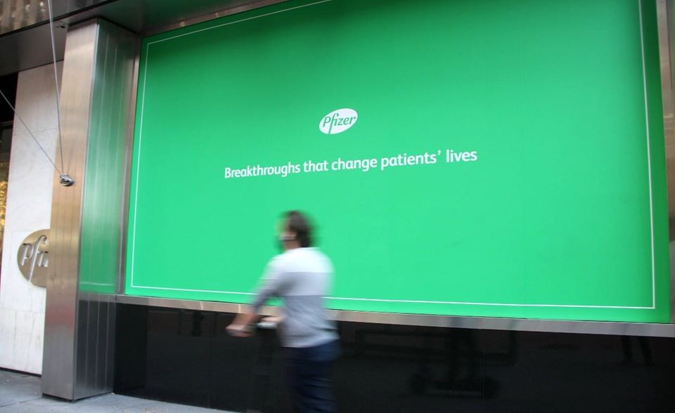 Pfizer ist seit Beginn der Impfkampagnen weltweit in aller Munde. Der gemeinsam mit dem deutschen Entwickler Biontech vermarktete Corona-Impfstoff gilt gemeinhin als der Goldstandard unter den Vakzinen. Pfizer meldete dementsprechend im Mai 2021, dass allein der Impfstoff im ersten Quartal 2021 für weltweite Umsätze von 3,5 Mrd. Dollar gesorgt hat (Gesamtumsatz im Ranking: 47,6 Mrd. Dollar). Allerdings ließ sich das nicht in Höhenflüge an den Börsen ummünzen. Laut „Forbes“ bewegt sich der Pfizer-Aktienkurs zum Stichtag des Rankings auf demselben Niveau von vor zwei Jahren (Marktwert: 215,2 Mrd. Dollar). So musste Pfizer auf der Gesamtliste mit Platz 58 und in diesem Ranking mit Platz zwei vorliebnehmen.