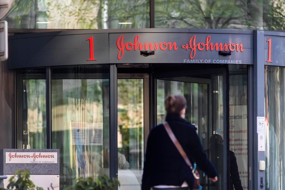 Das Geschäft mit schnell entwickelten Corona-Impfstoffen ist lukrativ, aber auch risikobehaftet. Das Präparat von Johnson & Johnson galt als Hoffnungsträger, weil hier eine Dosis für den vollständigen Schutz ausreichen soll. Berichte über möglicherweise schwere Nebenwirkungen überschatteten dann jedoch den Marktstart des Vakzins. Der Pharmakonzern wurde allerdings im „Forbes“-Ranking zum Stichtag 16. April 2021 zum Branchenprimus gekrönt. Der Umsatz stieg demnach 2020 im Vergleich zum Vorjahr um sechs Prozent auf 82,6 Mrd. Dollar. Ein Marktwert von 427,1 Mrd. Dollar sicherte dem US-Unternehmen hinter Facebook und vor Sony Platz 34. Allerdings sind die Bilanzzahlen nur bedingt mit anderen Biotech-Unternehmen zu vergleichen, da Johnson & Johnson auch im Bereich der Verbrauchsgüter ein Branchenriese ist. Das erste Pharmaunternehmen aus Deutschland findet sich auf der „Forbes“-Liste mit der Merck KGaA auf Platz 232. Biontech hat es 2021 nicht auf Liste der 2000 größten börsennotierten Unternehmen geschafft.