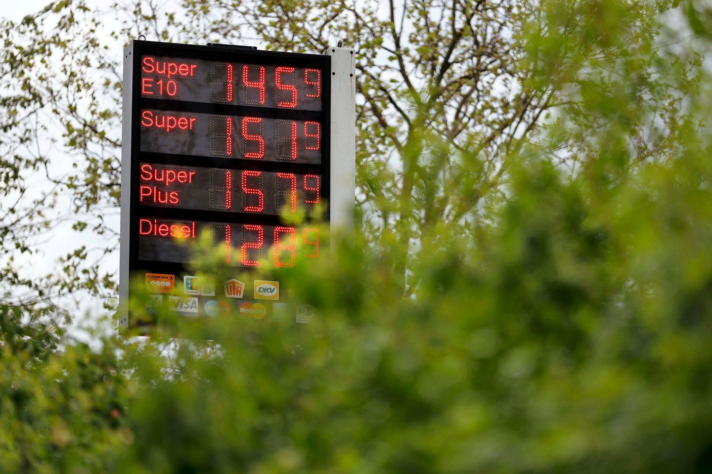 Die Preise steigen, bei den Benzinpreise kommt noch die seit Jahresbeginn geltende CO2-Steuer hinzu