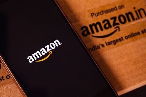 Amazon hat 2021 den Sprung in die Top 10 der größten börsennotierten Unternehmen der Welt geschafft. Jeff Bezos' Unternehmen stieg im Ranking vom 22. auf den zehnten Rang. 2019 hatte Amazon noch auf Platz 28 gelegen. Im Gegensatz zu den meisten Firmen der Spitzengruppe der „Global 2000“ von „Forbes“ machte der Online-Händler 2020 hervorragende Umsätze. Sie verdoppelten sich den Angaben zufolge (plus 102 Prozent) auf 386,1 Milliarden Dollar (Gewinn: 21,3 Milliarden Dollar, Vermögenswerte: 321,2 Milliarden Dollar, Marktwert zum Stichtag am 16. April 2021: 1711,8 Milliarden Dollar). Amazon konnte damit in den Top 10 die mit Abstand höchsten Umsätze vorweisen.