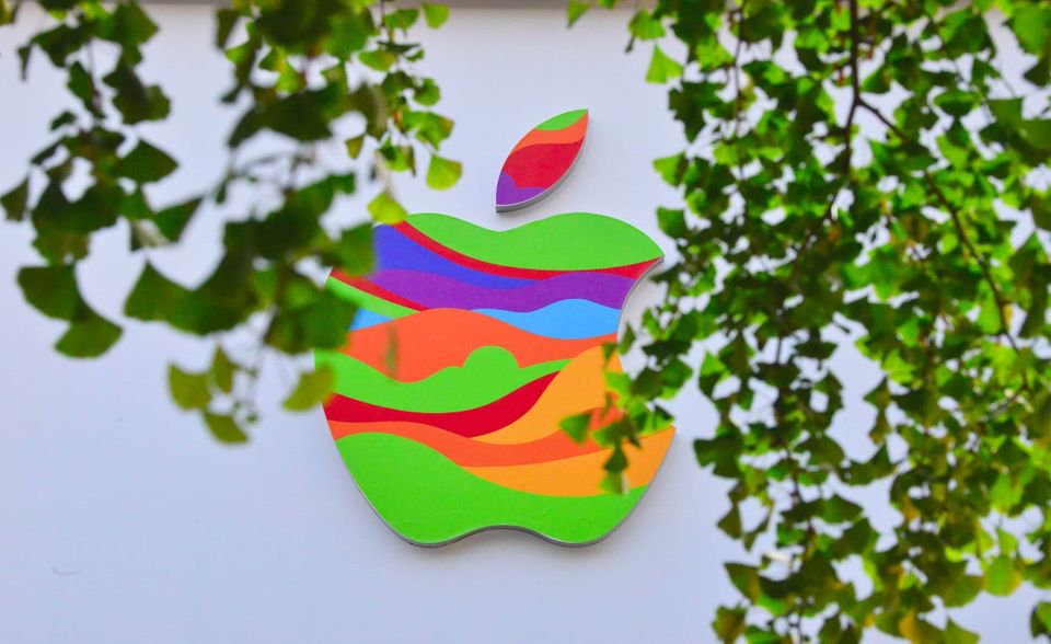 Apple gehörte bei den „Global 2000“ 2021 zu den Gewinnern in den Top 10. Das US-Technologieunternehmen verbesserte sich drei Ränge auf Platz sechs. Dafür sorgte vor allem der Marktwert von 2252,3 Milliarden Dollar und die Umsätze in Höhe von 294,0 Milliarden Dollar.