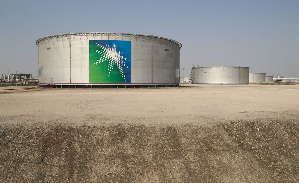 Saudi Aramco war mit dem Börsengang 2019 vorübergehend zum wertvollsten Unternehmen der Welt geworden. Der Newcomer stieg in der „Forbes“-Liste 2020 direkt in den Top 10 ein. Die saudi-arabische Erdölfördergesellschaft kam im aktuellen Ranking mit einem Umsatz von 229,7 Milliarden Dollar und einem Börsenwert von 1897,2 Milliarden Dollar auf Platz fünf.