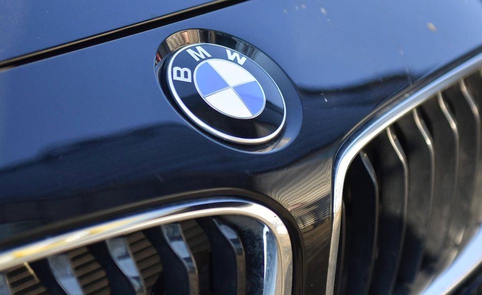 Die Autobranche dominiert die Gruppe der ältesten größten Dax-Unternehmen. Den Anfang macht BMW auf Platz sieben. Die Marktkapitalisierung von rund 56 Mrd. Euro bedeutete im Aktienindex Platz zwölf. Einen Rang davor konnte sich Adidas platzieren. Der Sportartikelhersteller ist allerdings erst seit 1998 im Dax.