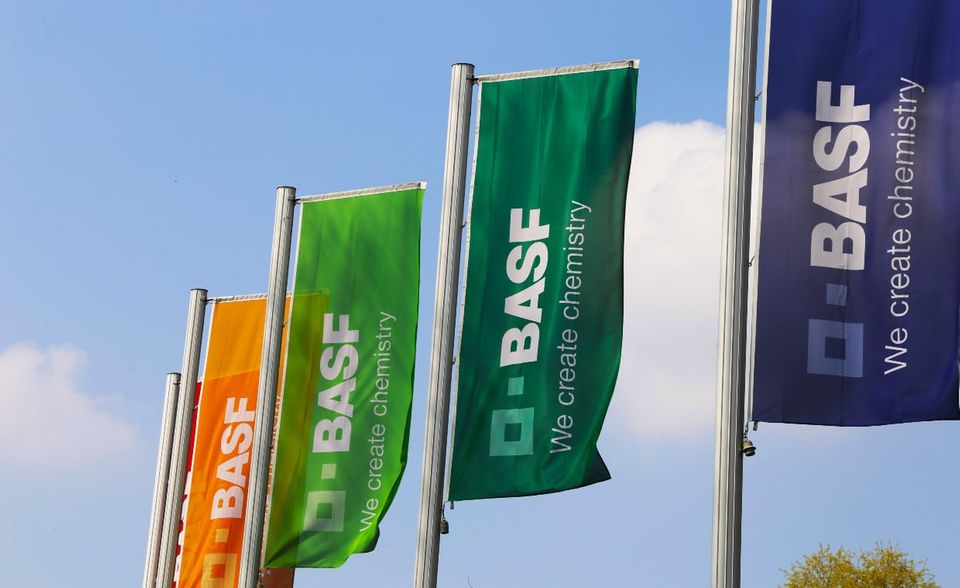 BASF war zum Stichtag das sechstgrößte Unternehmen der Ur-30 des Dax. Rund 62 Mrd. Euro Börsenwert bedeuteten im Gesamtindex Platz zehn. Der Chemiekonzern aus Ludwigshafen am Rhein konnte in unserem Ranking aber die später aufgenommenen Konkurrenten Deutsche Post (seit 2011) und Merck (seit 2007) überrunden.