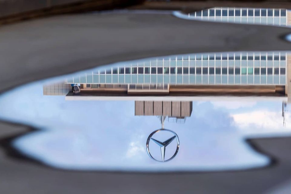 Daimler ist mit dem Vorgänger Daimler-Benz Gründungsmitglied des Dax. Der Autobauer belegte im Aktienindex Platz sieben. Der Marktwert belief sich auf knapp 81 Mrd. Euro. Daimler profitierte unter anderem vom Umstand, dass die wertvollere Deutsche Telekom (Platz sechs im Dax) erst 1995 in den Index aufgenommen wurde.