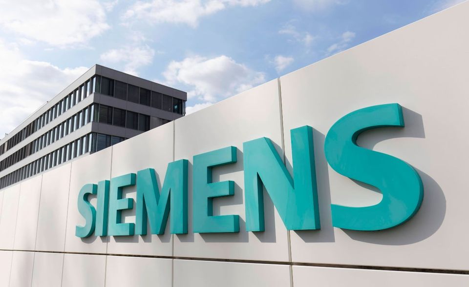 Auch Siemens ist seit der ersten Stunde Mitglied im Dax. Der Konzern lag mit 109 Mrd. Euro auf Platz vier. Das reichte für den Elektrotechnikhersteller mit Sitz in Berlin und München in dieser Rangliste für Platz drei. Die ehemalige Energiesparte des Konzerns Siemens Energy, die sich in 2020 vom Mutterkonzern abspaltete, ist mit ihren Aktien seit dem 22. März 2021 übrigens ebenfalls im Dax vertreten.