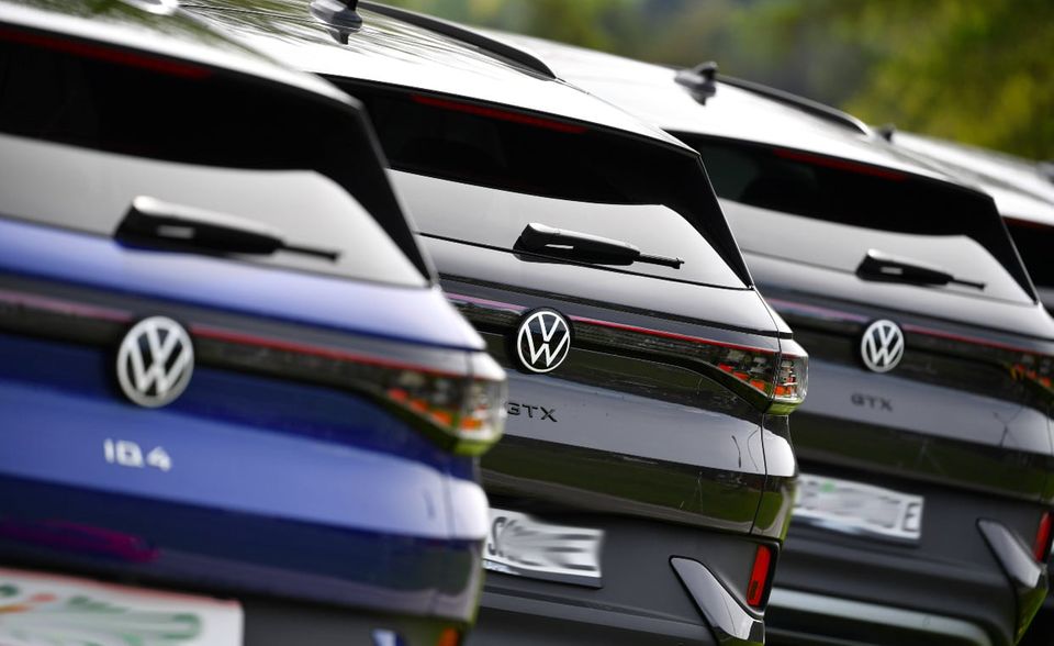 Volkswagen kam zum Stichtag auf eine Marktkapitalisierung von knapp 127,8 Mrd. Euro. Der Autobauer belegte damit in der Gesamtliste der größten Dax-Unternehmen Platz drei. Unter den größten ältesten Mitgliedern kam das Wolfsburger Unternehmen auf Platz zwei – allerdings nur ganz knapp, weswegen die Nachkommastelle beim Börsenwert hier entscheidend ist.