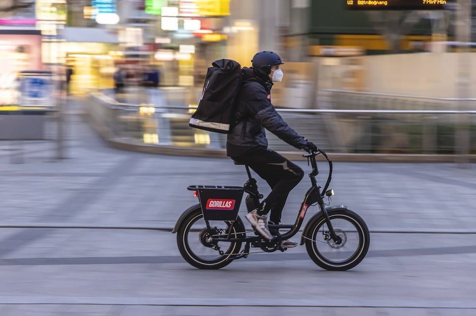 Fahrradkurier von Gorillas im Einsatz