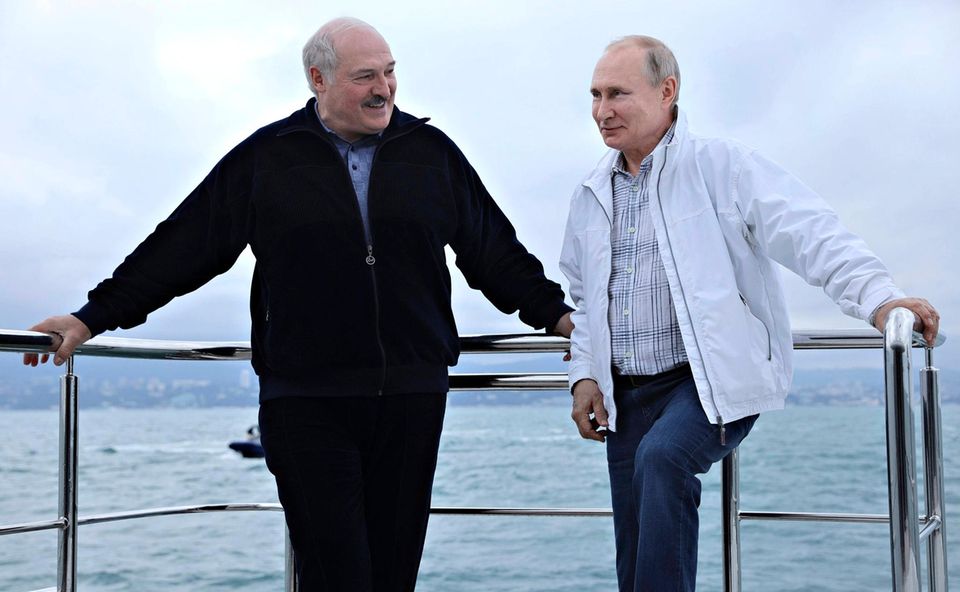 Lukaschenko und Putin Ende Mai bei einer Bootsfahrt auf dem Schwarzen Meer