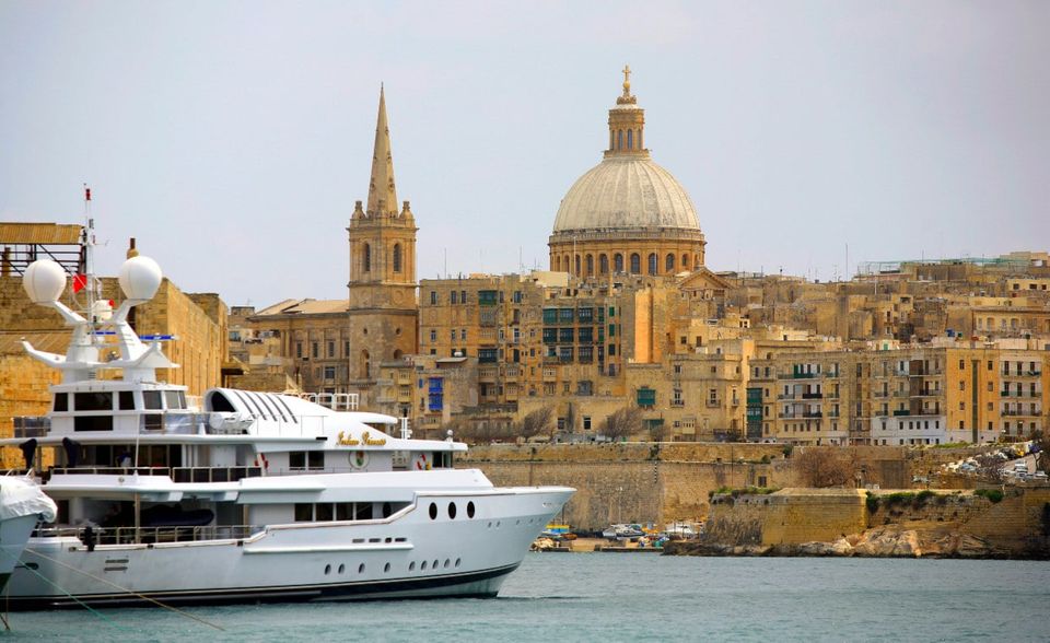 #10 Malta Malta gehört zu den großen Verlierern der Expat-Studie 2021 von Internations. Es hatte 2019 unter 64 Ländern Platz 31 belegt. 2021 reichte es nur noch für Platz 50 unter 59 Staaten. Expats bemängelten vor allem die fehlende Lebensqualität auf der Inselgruppe im Mittelmeer. „Es gibt hier keine Natur, keine Grünflächen, nur wenig Infrastruktur für Kinder und zu viel Verkehr und Umweltverschmutzung“, kritisierte ein Umfrageteilnehmer aus Italien. Die Freundlichkeit der Einheimischen gegenüber Ausländern lässt nach Ansicht der Befragten ebenfalls zu wünschen übrig.