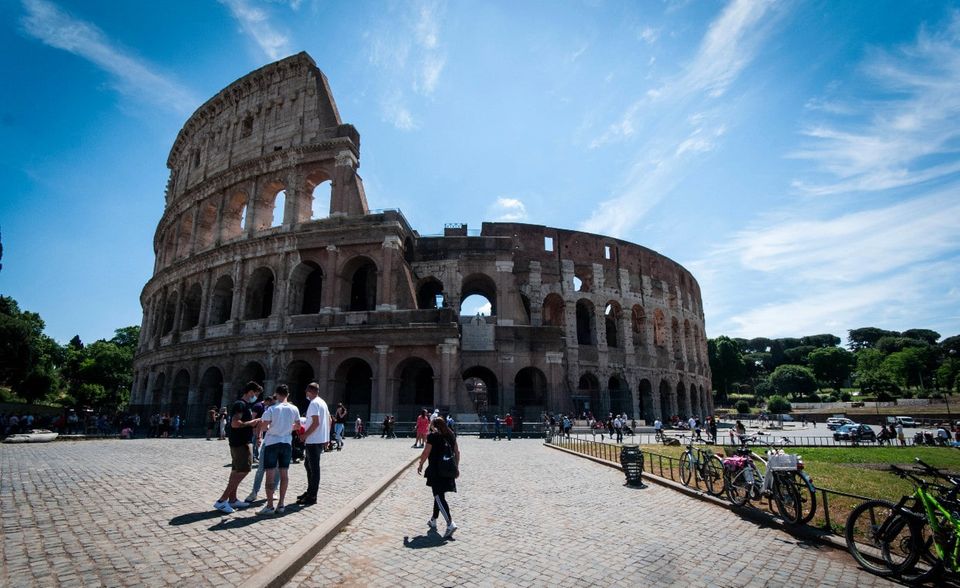 #2 Italien Viele deutsche Rentner träumen vom Lebensabend in Italien. Zumindest für berufstätige Expats kommt es aber häufig scheinbar einer Strafe gleich, in das südeuropäische Land versetzt zu werden. Es belegte im Ranking von Internations wie schon 2019 den vorletzten Platz. Bei den persönlichen Finanzen bildete Italien gar das Schlusslicht. 14 Prozent der Befragten waren mit ihrer finanziellen Lage sehr unzufrieden – doppelt so viel wie im globalen Durchschnitt. Beim Aspekt der Arbeit im Ausland wurde Italien nur von der Türkei unterboten. „Es ist für Expats nicht einfach, einen Job zu finden – nicht einmal für hoch qualifizierte“, kritisierte ein Teilnehmer aus dem Iran. Mangelnde digitale Infrastruktur war ein weiterer Kritikpunkt. Selbst bei Wetter und Klima konnte Italien nur bedingt punkten. 71 Prozent der Expats zeigten sich zufrieden, gerade einmal fünf Prozentpunkte mehr als im internationalen Durchschnitt.