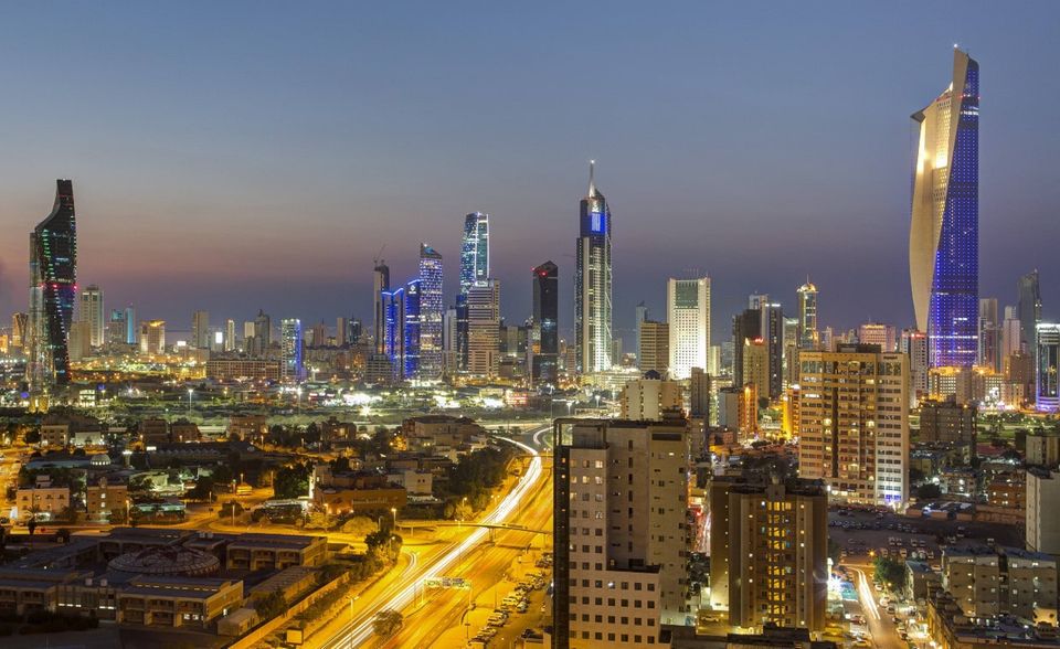 #1 Kuwait Das schlechteste Land für Expats bleibt laut Internations Kuwait. Es belegte zum siebten Mal binnen acht Jahren den letzten Rang. Die Befragten waren unzufrieden mit ihrem Job, ihrer Finanzlage, der Lebensqualität und der Gastfreundschaft. 44 Prozent fanden die Einheimischen unfreundlich gegenüber Ausländern. Weltweit sagten dies nur 18 Prozent der Teilnehmer. Für einige Ex-Verlierer gab es aber gute Nachrichten. Brasilien, das Vereinigte Königreich, Griechenland und Korea waren nicht mehr in der Schlussgruppe vertreten. Nigeria fehlte ebenfalls, war allerdings 2021 komplett aus dem Ranking gefallen (möglicherweise, weil nicht genügend Expats an der Umfrage teilgenommen hatten). Deutschland landete auf Platz 36, drei Ränge schlechter als 2019.