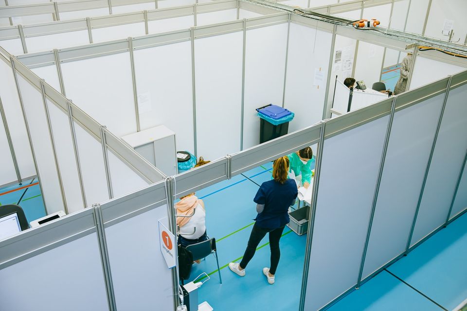 BILD Kein Gedränge: Im impfzentrum Neuss geht es ruhig zu
