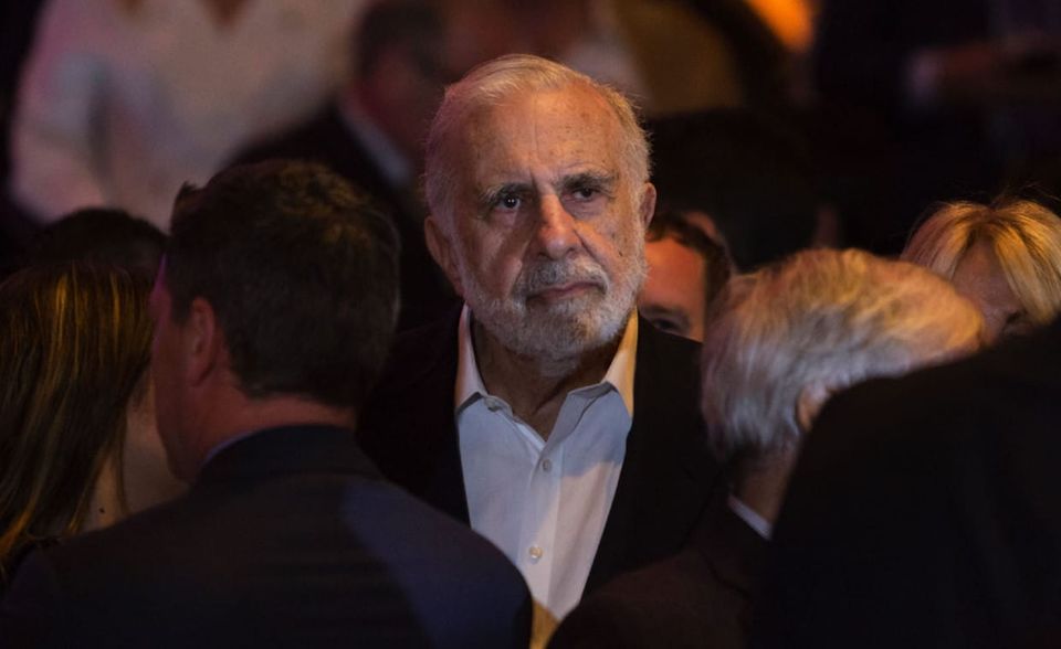 Auch Carl Icahn taucht in dem Enthüllungsbericht auf. Aktuell liegt der US-Investor mit einem Vermögen von 15,1 Mrd. US-Dollar auf Platz 40 der reichsten Amerikaner. Einkommenssteuern fielen für ihn in 2016 und 2017 trotzdem keine an, wie „Pro Publica“ berichtet. Allerdings gab der Investor 544 Mio. US-Dollar in bereinigtem Bruttoeinkommen in seinen Steuererklärungen an. Dieses bereinigten Bruttoeinkommen definiert die Bundessteuerbehörde IRS als Einkommen abzüglich von Zinserträgen, Unterhaltszahlungen oder Studentendarlehen. Laut „Pro Publica“ hatte der Investor gleichzeitig ein ausstehendes Darlehen von 1,2 Mrd. US-Dollar bei der Bank of America. In einer schriftlichen Stellungnahme erklärte Icahn, bei den Abzügen handle es sich um Zinsen für Kredite, „die ich für Investitionen und zur Förderung meiner Unternehmen verwende“ – und nicht um einen extravaganten Lebensstil zu finanzieren. In 2016 und 2017 hätten daher die Zinsaufwendungen und Investitionskosten seine Erträge überstiegen.