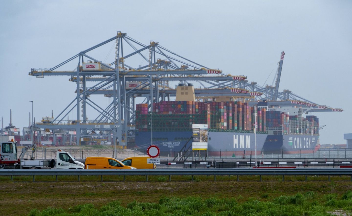 Die HMM Copenhagen und CMA CGM Louvre: zwei der weltweit größten Containerschiffe im neugebauten Tiefseehafen von Rotterdam