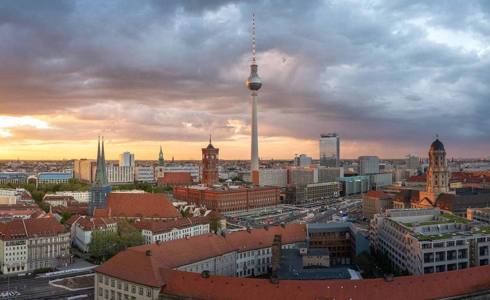#9: Berlin Platz neun geht an die deutsche Hauptstadt mit einer Bewertung von 83,6 Punkten. Berlin ist damit eine von zwei europäischen Städten unter den Top Ten. Eine eher durchschnittliche Bewertung gibt es für das Technologieumfeld (77,6). Dort liegt Berlin knapp vor Chicago. Im Logistikumfeld schneidet die Metropole deutlich besser ab. Von den 75 Städten liegen dabei nur sieben vor der Bundeshauptstadt. Wer in Berlin gründen möchte, muss im Vergleich zu den neun anderen Top-Städten allerdings fast doppelt so viel Zeit einplanen: Acht Tage vergehen hier bis zur Firmengründung. Bei den anderen sind es zwischen vier und fünf Tage.