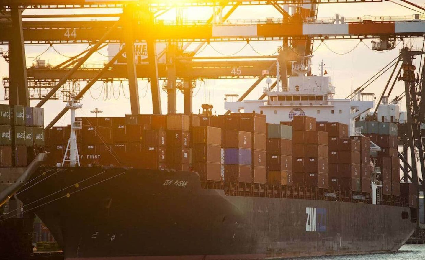 Ein Schiff von Zim im Hafen von New York. Das Unternehmen hat der Deutschen Bank einen Rekordgewinn beschert.