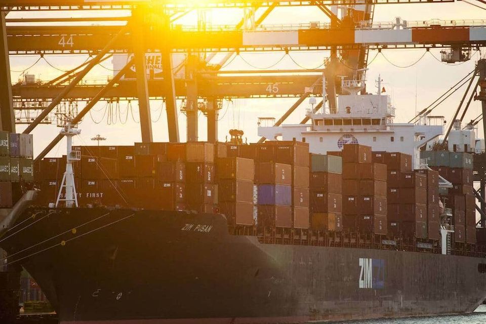 Ein Schiff von Zim im Hafen von New York. Das Unternehmen hat der Deutschen Bank einen Rekordgewinn beschert.