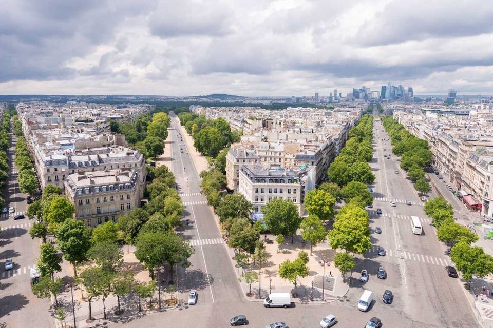 Frankreich hatte 2020 die zweithöchsten Lohnnebenkosten in der EU. Sie fielen allerdings um einen Euro auf 45 Euro. Frankreich kam am Ende bei den Arbeitskosten knapp vor Österreich mit 38,10 Euro je Stunde auf Platz fünf. Das Plus im Vergleich zum Vorjahr belief sich auf 2,3 Prozent.