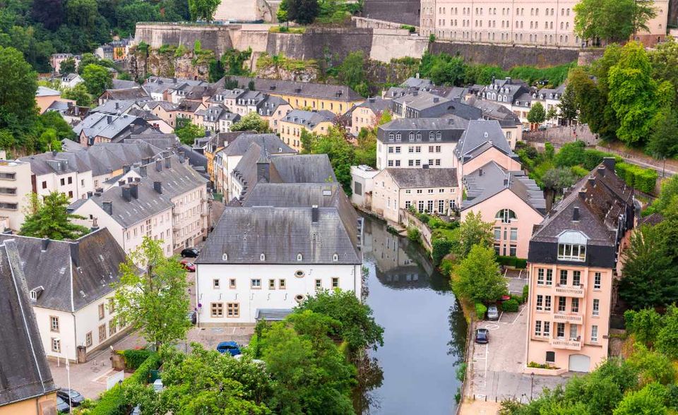 #2 Luxemburg Bei den Arbeitskosten in Luxemburg geht die Schwere weit auseinander. Das Produzierendes Gewerbe belegte 2020 nur Platz neun mit 34,60 Euro. Bei den Dienstleistungen kam Luxemburg hingegen mit 45,80 Euro auf Platz zwei. Das war auch die Gesamtplatzierung mit durchschnittlichen Kosten je Arbeitsstunde in Höhe von 41,80 Euro (plus 0,6 Prozent).