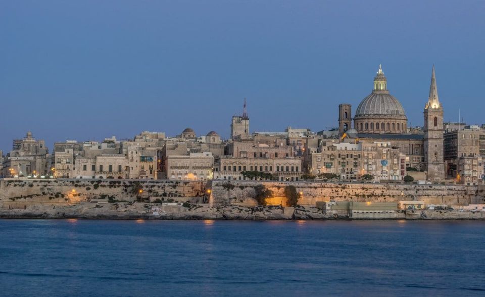 Malta hatte 2019 auf dem zwölftletzten Platz der Arbeitskosten-Rangliste gelegen. 2020 fiel es auf Rang acht. Die Kosten je Arbeitsstunden stiegen laut dem Statistischen Bundesamt um 5,4 Prozent auf 13,30 Euro. Im Produzierenden Gewerbe langte es für Malta unter den 27 EU-Mitgliedsstaaten für Platz 16 (13,50 Euro). Bei den Dienstleistungen wurde es nur Platz 20 (13,40 Euro). Ansonsten fiel das Kostenniveau in beiden Bereichen unter den Schlusslichtern der Rangliste recht ausgewogen aus, im Gegenteil zu einigen Spitzenverdienern der EU, wo es manchmal deutliche Unterschiede gab.