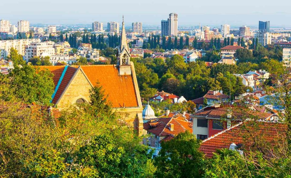 In keinem Land der EU ist Arbeit mit Abstand so billig wie in Bulgarien. Die Statistiker verzeichneten für 2020 einen Durchschnittswert von 6,40 Euro. Eine Arbeitsstunde in Bulgarien kostete damit weniger als ein Siebtel der Arbeitskosten im EU-Spitzenreiter Dänemark und weniger als ein Viertel der durchschnittlichen Arbeitskosten in der EU. Das Ergebnis von Bulgarien lag 7,0 Prozent über dem Vorjahr. Auch hier hat sich das Wachstum in der Corona-Pandemie verlangsamt. 2019 belief sich das Plus auf 11,3 Prozent.