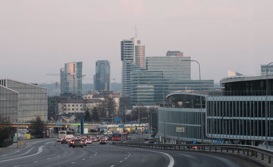 Litauen belegte wie schon 2019 bei den Arbeitskosten in der EU den drittletzten Platz. Sie stiegen laut dem Statistischen Bundesamt um 6,2 Prozent auf 10,10 Euro. Litauen verließ damit die Schlussgruppe der Länder mit einstelligen Stundenarbeitskosten. Es hatte 2018 noch bei 8,20 Euro gelegen.