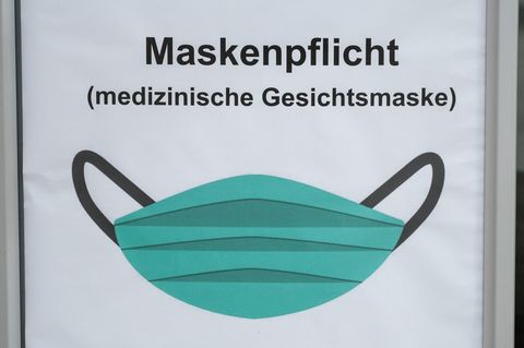Hinweisschild auf die Maskenpflicht in Düsseldorf