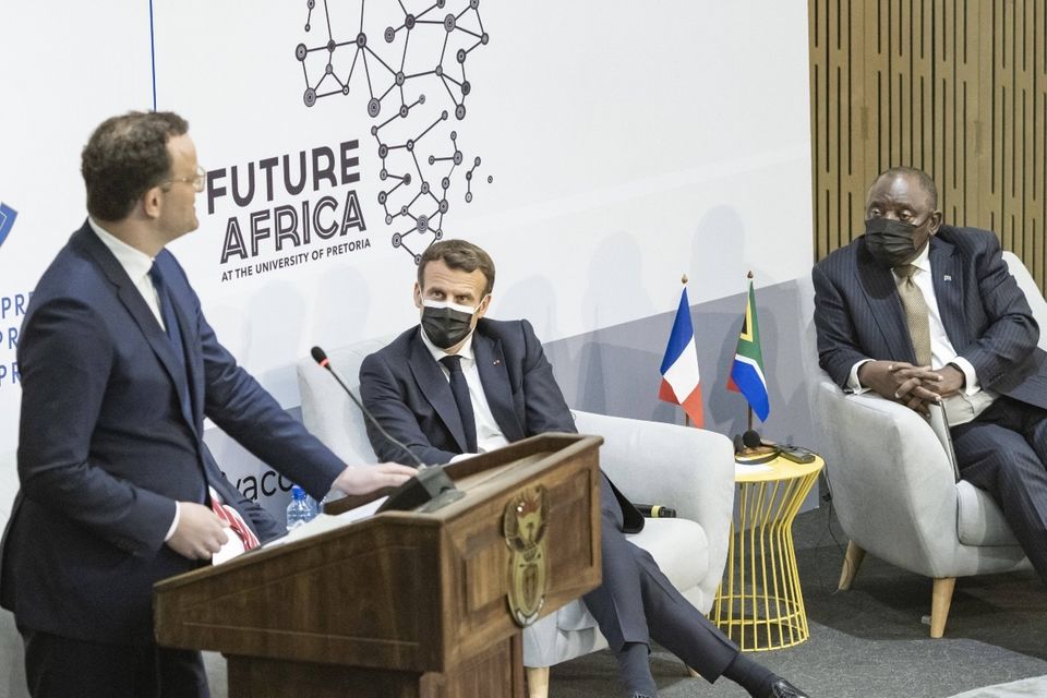 BILD Bundesgesundheitsminister Jens Spahn (CDU) neben Südafrikas Präsident Cyril Ramaphosa und Frankreichs Staatschef Emmanuel Macron bei einer Rede in der Universität von Pretoria.