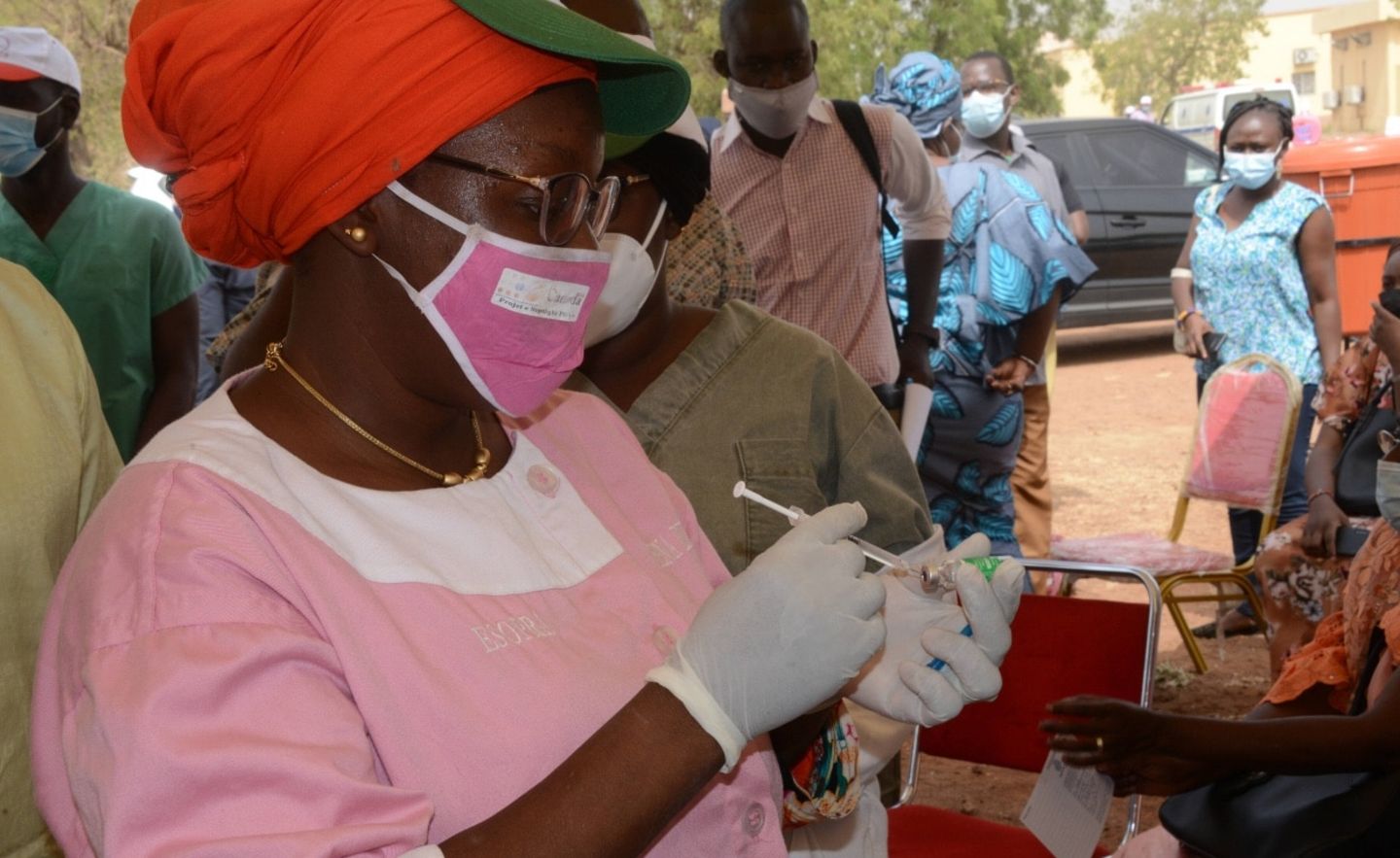 Corona-Impfung in Mali: Eine Schwester bereitet die Spritze für die wartende Gesundheitsministerin vor.