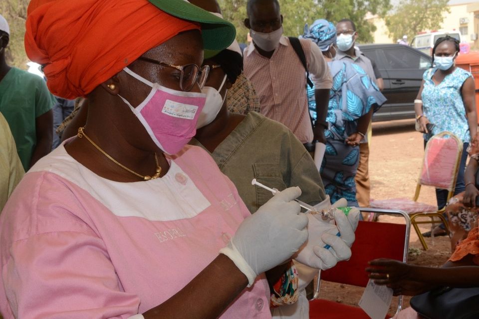 Corona-Impfung in Mali: Eine Schwester bereitet die Spritze für die wartende Gesundheitsministerin vor.