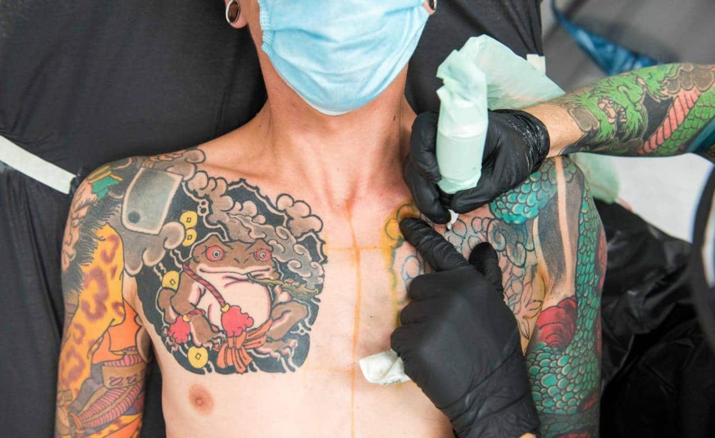 Ein Mann wird im Tattoostudio der Firma Edding tätowiert