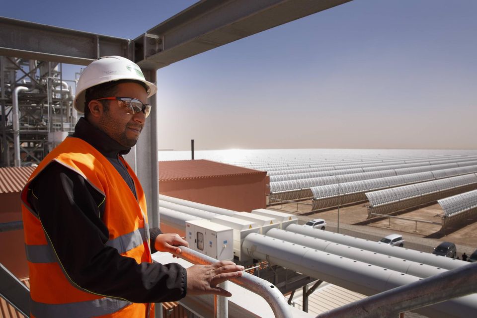 Ein Mitarbeiter des Solarkraftwerks in Ouarzazate (Marokko) blickt über die Anlage
