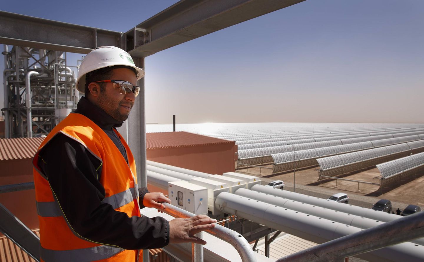 Ein Mitarbeiter des Solarkraftwerks in Ouarzazate (Marokko) blickt über die Anlage