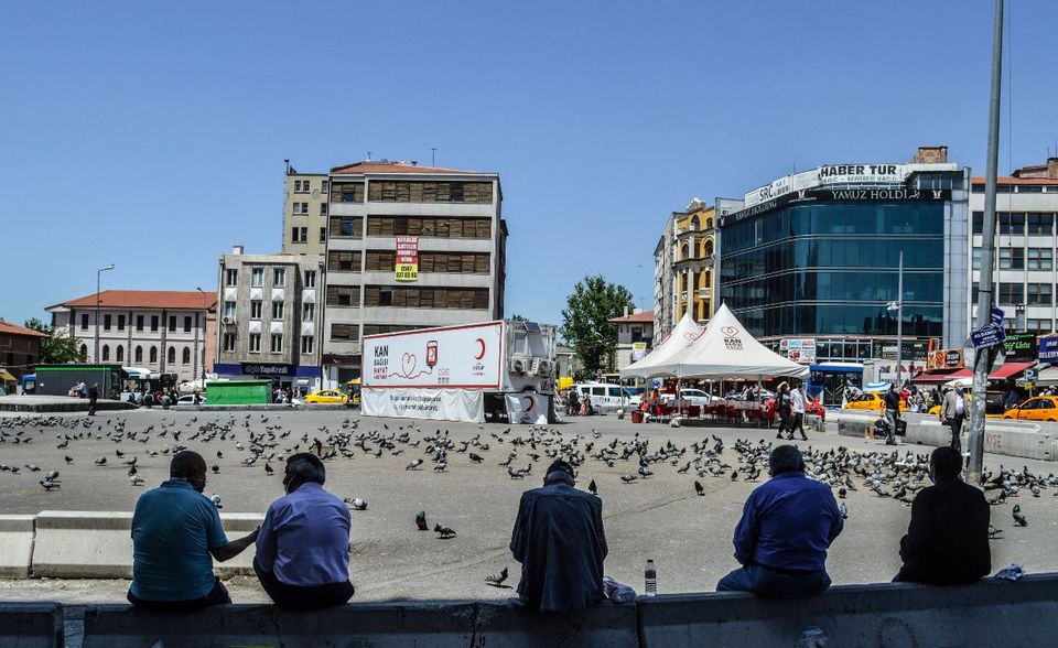 „Wie bereits in den Vorjahren wurden auch 2020 insgesamt am häufigsten Türkinnen und Türken eingebürgert“, teilte das Statistische Bundesamt mit. „Allerdings war bei Einbürgerungen türkischer Staatsangehöriger ein deutlicher Rückgang gegenüber 2019 zu verzeichnen und zwar um mehr als ein Viertel (minus 28 Prozent).“ Trotzdem wurden fast noch doppelt so viele Türkinnen (5530) und Türken (6100) eingebürgert als Syrer. Sie waren durchschnittlich 28,5 Jahre alt und lebten im Schnitt seit 22,4 Jahren in Deutschland. Am anderen Ende der Rangliste fanden sich lediglich 95 eingebürgerte Dänen oder 30 Luxemburger (gemessen an der geringen Einwohnerzahl aber doch ein vergleichsweise hoher Wert). Schlusslicht der Nationenwertung waren 2020 Malta mit zehn und die Britischen Überseegebiete mit fünf neuen Deutschen.