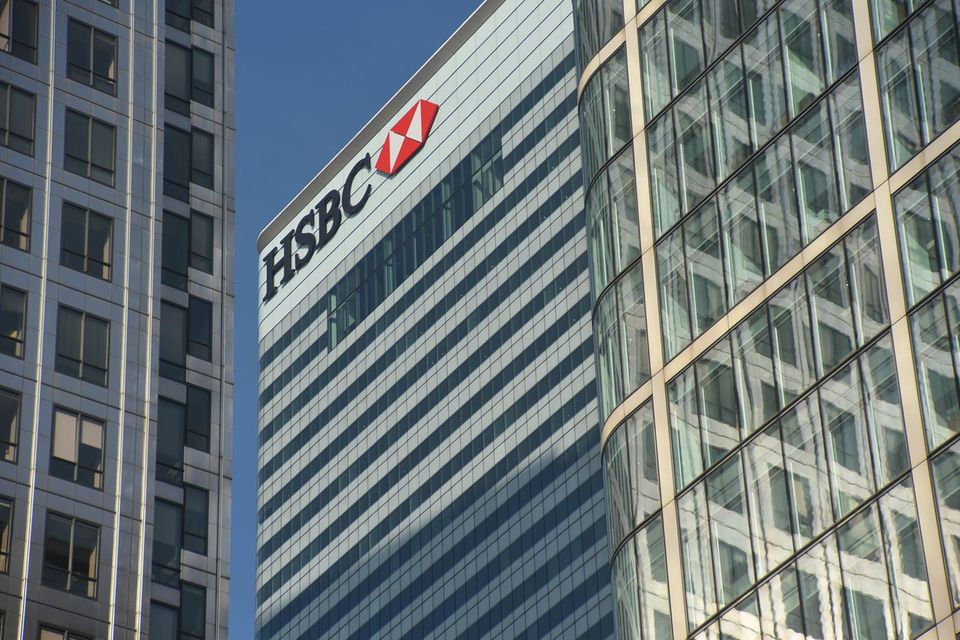 HSBC Holdings ist das einzige Unternehmen der europäischen Top 10, das sich im Vergleich zum Vorjahr verschlechtert hat. Es wurde von „Forbes“ vom 44. auf den 40. Platz herabgestuft. Dabei konnte die britische Großbank in allen Kategorien leicht wachsen. Am deutlichsten stieg der Marktwert: 105,3 auf 120,3 Mrd. Dollar. Das reichte im globalen Wettrennen aber nicht, um die Position zu halten.