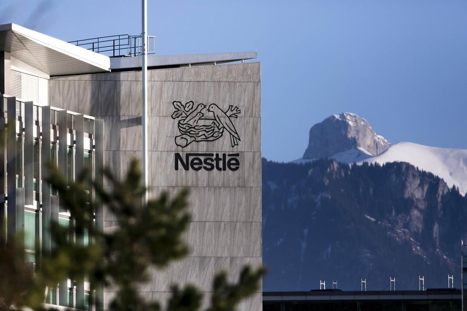 Nestlé überzeugte die Analysten vor allem beim Gewinn (12,7 Mrd. Dollar, Platz 36) und beim Marktwert (304,1 Mrd. Dollar, Platz 26). Sie ordneten den Schweizer Lebensmittelriesen auf Platz 39 der größten börsennotierten Unternehmen der Welt ein. Das bedeutete in Europa Platz vier, zwei Ränge besser als im Vorjahr. Nestlé kam in allen Kategorien in die Top 70, mit Ausnahme der Vermögenswerte (132,1 Mrd. Dollar, Platz 273).